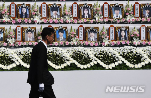 【안산=뉴시스】이정선 기자 = 4·16세월호참사 희생자 정부 합동 영결·추도식이 열린 16일 오후 경기 안산 세월호참사 희생자 정부합동분향소에서 전명선 4.16가족협의회 위원장이 추도사를 위해 이동하고 있다. 2018.04.16.&nbsp; ppljs@newsis.com