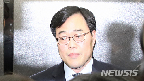 【서울=뉴시스】김선웅 기자 = 김기식 금융감독원장이 16일 오후 서울 마포구 저축은행중앙회에서 열린 자산규모상위 10개 대형저축은행 CEO 간담회를 마친 후 간담회장을 나서고 있다. 외유성 출장 의혹으로 사퇴 압박을 받고 있는 김 원장은 이날 오후 청와대의 의혹 관련 질의에 대한 선관위 발표를 앞두고 있다. 2018.04.16. mangusta@newsis.com