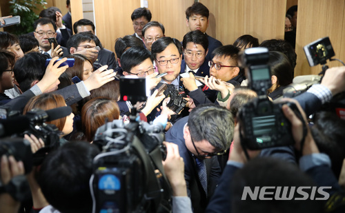 【서울=뉴시스】김선웅 기자 = 김기식 금융감독원장이 16일 오후 서울 마포구 저축은행중앙회에서 열린 자산규모상위 10개 대형저축은행 CEO 간담회를 마친 후 간담회장을 나서고 있다. 외유성 출장 의혹으로 사퇴 압박을 받고 있는 김 원장은 이날 오후 청와대의 의혹 관련 질의에 대한 선관위 발표를 앞두고 있다. 2018.04.16.&nbsp; mangusta@newsis.com