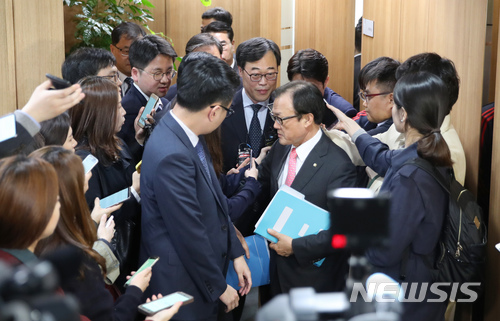 【서울=뉴시스】김선웅 기자 = 김기식 금융감독원장이 16일 오후 서울 마포구 저축은행중앙회에서 열린 자산규모상위 10개 대형저축은행 CEO 간담회를 마친 후 간담회장을 나서고 있다. 외유성 출장 의혹으로 사퇴 압박을 받고 있는 김 원장은 이날 오후 청와대의 의혹 관련 질의에 대한 선관위 발표를 앞두고 있다. 2018.04.16.&nbsp; mangusta@newsis.com