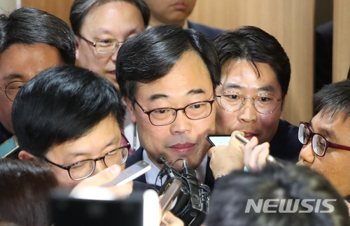 【서울=뉴시스】김선웅 기자 = 김기식 금융감독원장이 16일 오후 서울 마포구 저축은행중앙회에서 열린 자산규모상위 10개 대형저축은행 CEO 간담회를 마친 후 간담회장을 나서고 있다. 외유성 출장 의혹으로 사퇴 압박을 받고 있는 김 원장은 이날 오후 청와대의 의혹 관련 질의에 대한 선관위 발표를 앞두고 있다. 2018.04.16. mangusta@newsis.com