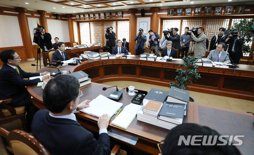 【과천=뉴시스】이영환 기자 = 권순일 중앙선거관리위원장이 16일 오후 경기 과천시 중앙선거관리위원회 위원회의실에서 열린 전체회의에 참석해 모두발언을 하고 있다.이날 전체회의에서는 김기식 금융감독원장의 외유성 해외출장 의혹과 관련된 청와대 임종석 비서실장의 질의에 관한 검토가 이뤄진다. 2018.04.16. 20hwan@newsis.com