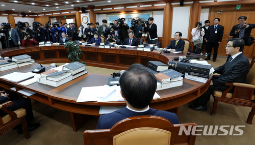 【과천=뉴시스】이영환 기자 = 권순일 중앙선거관리위원장이 16일 오후 경기 과천시 중앙선거관리위원회 위원회의실에서 열린 전체회의에 참석해 모두발언을 하고 있다.이날 전체회의에서는 김기식 금융감독원장의 외유성 해외출장 의혹과 관련된 청와대 임종석 비서실장의 질의에 관한 검토가 이뤄진다. 2018.04.16. 20hwan@newsis.com
