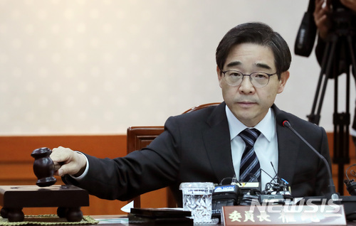【과천=뉴시스】이영환 기자 = 권순일 중앙선거관리위원장이 16일 오후 경기 과천시 중앙선거관리위원회 위원회의실에서 열린 전체회의에 참석해 개회를 선언하며 의사봉을 두드리고 있다.이날 전체회의에서는 김기식 금융감독원장의 외유성 해외출장 의혹과 관련된 청와대 임종석 비서실장의 질의에 관한 검토가 이뤄진다. 2018.04.16. 20hwan@newsis.com