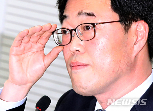 【서울=뉴시스】김선웅 기자 = 김기식 금융감독원장이 16일 오후 서울 마포구 저축은행중앙회에서 열린 자산규모상위 10개 대형저축은행 CEO 간담회에 참석하고 있다.&nbsp; 외유성 출장 의혹으로 사퇴 압박을 받고 있는 김 원장은 이날 오후 청와대의 의혹 관련 질의에 대한 선관위 발표를 앞두고 있다. 2018.04.16.&nbsp; mangusta@newsis.com 
