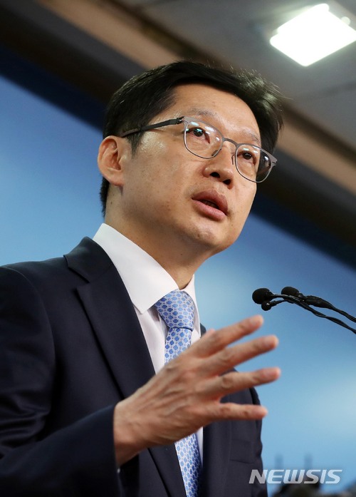 【서울=뉴시스】홍효식 기자 = 더불어민주당 김경수 의원이 16일 오후 서울 여의도 국회 본청 정론관에서 기자회견을 열고 '민주당원 댓글조작' 연루 의혹과 관련해 입장을 밝히고 있다. 2018.04.16. yesphoto@newsis.com
