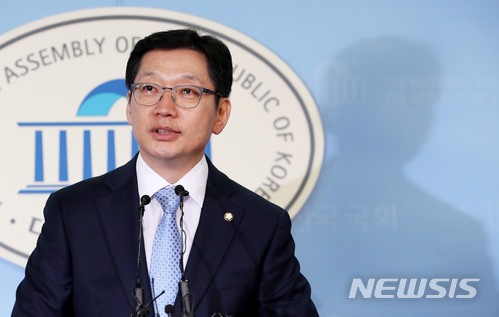 【서울=뉴시스】홍효식 기자 = 더불어민주당 김경수 의원이 16일 오후 서울 여의도 국회 본청 정론관에서 기자회견을 열고 '민주당원 댓글조작' 연루 의혹과 관련해 입장을 밝히고 있다. 2018.04.16.&nbsp; yesphoto@newsis.com