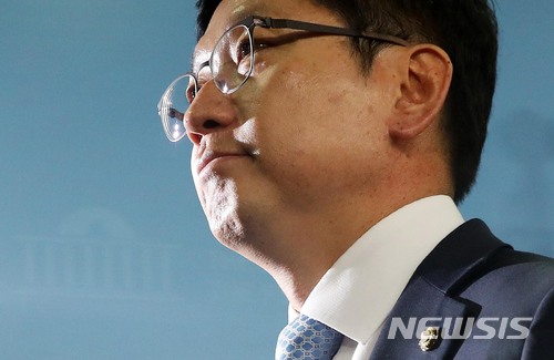 【서울=뉴시스】홍효식 기자 = 더불어민주당 김경수 의원이 16일 오후 서울 여의도 국회 본청 정론관에서 기자회견을 열고 '민주당원 댓글조작' 연루 의혹과 관련해 입장을 밝힌 뒤 나서고 있다. 2018.04.16. yesphoto@newsis.com