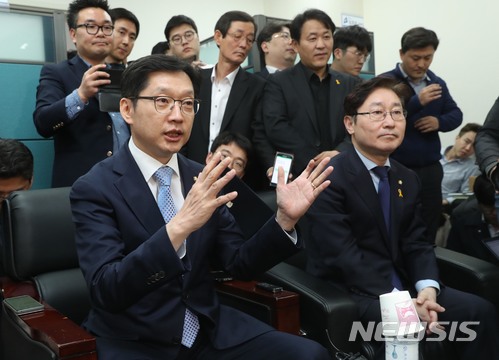 【서울=뉴시스】홍효식 기자 = 더불어민주당 김경수(왼쪽) 의원이 16일 오후 서울 여의도 국회 본청 정론관에서 '민주당원 댓글조작' 연루 의혹과 관련해 입장을 밝힌 뒤 대변인실에서 취재진과 질의응답을 하고 있다. 오른쪽은 박범계 수석대변인. 2018.04.16. photo@newsis.com