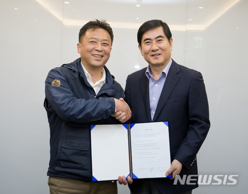 【서울=뉴시스】17일 서울 가든호텔에서 삼성전자서비스지회 나두식 지회장(왼쪽)과 삼성전자서비스 최우수 대표이사(오른쪽)가 협력업체 직원 직접 고용 합의서에 서명했다. 2018.04.17 (사진 = 삼성전자 제공) photo@newsis.com 
