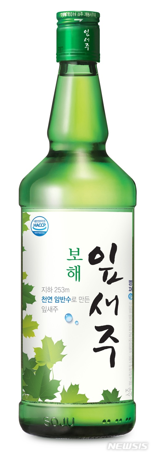 【광주=뉴시스】구길용 기자 = 보해양조(대표이사 임지선)는 17일 700㎖ 대용량 잎새주를 특별 한정판으로 출시한다고 밝혔다. 2018.04.17. (사진=보해양조 제공) kykoo1@newsis.com 