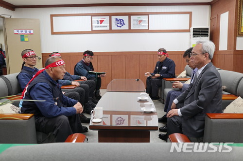 【울산=뉴시스】안정섭 기자 = 17일 경제사회발전노사정위원회 문성현 위원장(오른쪽)이 현재 희망퇴직을 시행 중인 현대중공업 울산 본사를 방문해 박근태 금속노조 현대중공업지부장(왼쪽)과 대화를 나누고 있다. 2018.04.17. (사진=금속노조 현대중공업지부 제공) photo@newsis.com