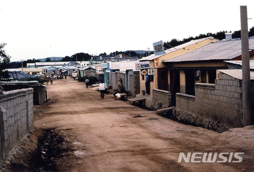 【울산=뉴시스】박일호 기자 = 울산시 동구는 그동안 추진한 옛 사진 수집 사업을 통해 50여년 전 산업화 과정에서 사라져 버린 '녹수마을' 사진을 다량 확보했다고 17일 밝혔다. 사진은 1970년대 녹수마을의 모습. 2018.04.17. (사진=울산 동구 제공) photo@newsis.com