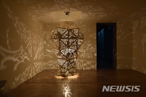 그 안 이야기/국민대학교 조형대학 영상디자인학과 산학/레이저 커팅한 아트보드, 조명, 모터 설치/2018