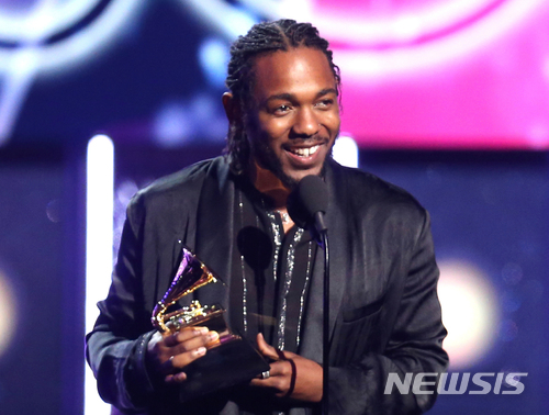 【AP/뉴시스】 사상 최초로 퓰리처상 음악부문 상을 수상한 힙합가수 켄드릭 라마가 올해 1월 뉴욕에서 이번 수상작과 같은 앨범 "DAMN"으로 제60회 그래미상을 수상한 뒤 기뻐하고 있다.&nbsp; 