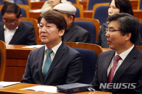 【서울=뉴시스】박영태 기자 = 안철수 바른미래당 서울시장 예비후보가 17일 오전 서울 영등포구 여의도 국회 헌정기념관에서 진행된 바른미래당 기독신우회 창립예배에 참석해 예배를 보고 있다. 2018.04.17.since1999@newsis.com