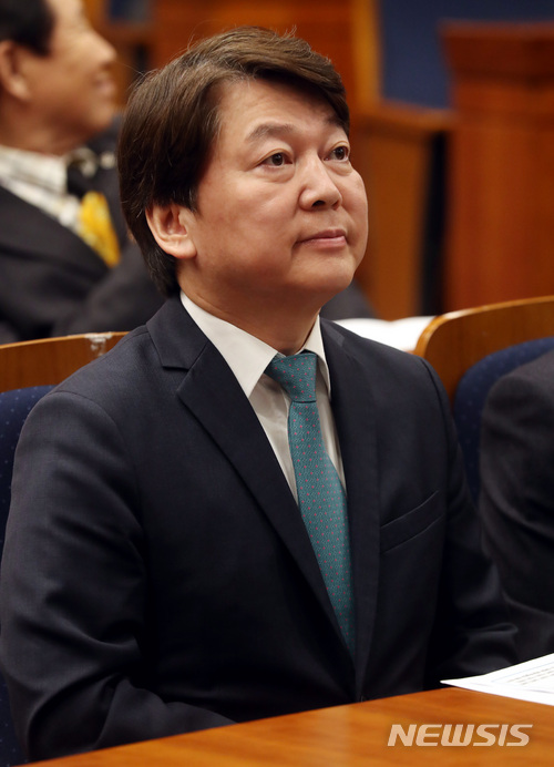 【서울=뉴시스】박영태 기자 = 안철수 바른미래당 서울시장 예비후보가 17일 오전 서울 영등포구 여의도 국회 헌정기념관에서 진행된 바른미래당 기독신우회 창립예배에 참석해 자리에 앉아 있다. 2018.04.17.since1999@newsis.com