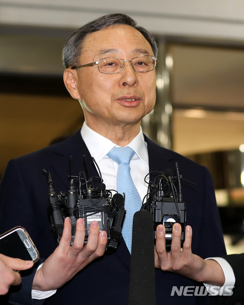 【서울=뉴시스】이영환 기자 = 불법 정치자금 제공 혐의를 받는 황창규 KT 회장이 지난 4월17일 오전 서울 서대문구 미근동 경찰청사에 피의자 신분으로 출석하고 있다. 2018.04.17. 20hwan@newsis.com