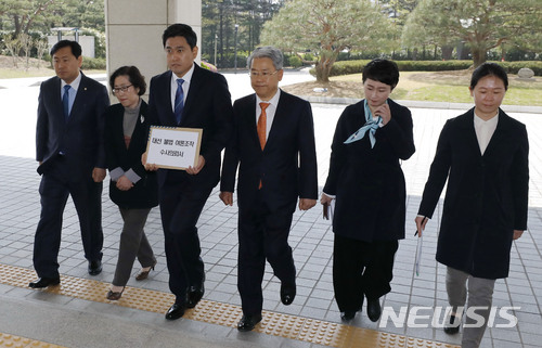 【서울=뉴시스】최동준 기자 = 김동철 바른미래당 원내대표 등 당 의원들이 17일 '더불어민주당 당원 댓글조작 사건' 관련 문무일 검찰총장 항의 방문을 위해 서울 서초구 대검찰청으로 들어서고 있다. 2018.04.17. photocdj@newsis.com