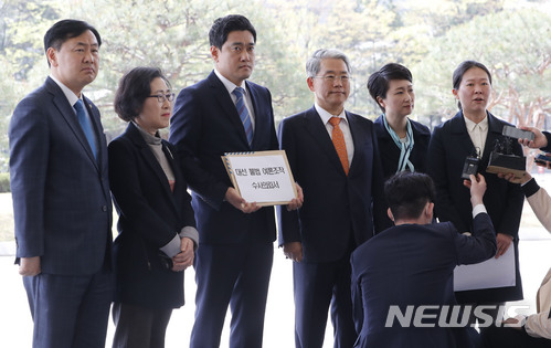 【서울=뉴시스】최동준 기자 = 김동철 바른미래당 원내대표 등 당 의원들이 17일 서울 서초구 대검찰청 앞에서 '더불어민주당 당원 댓글조작 사건' 관련 문무일 검찰총장 항의 방문 전 취재진 질문에 답변하고 있다. 2018.04.17. photocdj@newsis.com