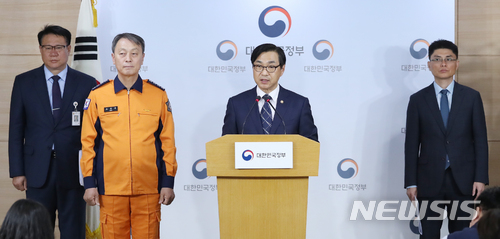 【서울=뉴시스】고승민 기자 = 류희인 행정안전부 재난안전관리본부장이 17일 오전 정부서울청사에서 정부 합동 화재안전 특별대책을 발표하고 있다.화재안전 특별대책은 사람 중심의 안전기준 및 제도 마련, 소방대응 시스템 보강 및 국가단위 대응체계 강화, 가정과 직장의 참여형 교육훈련 확대, 화재안전조사 및 DB 구축, 대국민 정보공개 등으로 구성됐다.정부는 제천과 밀양에서 발생한 대형 화재로 많은 인명피해가 발생함에 따라 2월 대통령 지시를 통해 '화재안전대책특별 TF팀'을 구성한 바 있다. 2018.04.17. kkssmm99@newsis.com