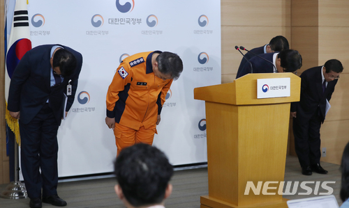 【서울=뉴시스】고승민 기자 = 류희인 행정안전부 재난안전관리본부장과 조종묵 소방청장이 17일 오전 정부서울청사에서 정부 합동 화재안전 특별대책을 발표하기 전 인사를 하고 있다.화재안전 특별대책은 사람 중심의 안전기준 및 제도 마련, 소방대응 시스템 보강 및 국가단위 대응체계 강화, 가정과 직장의 참여형 교육훈련 확대, 화재안전조사 및 DB 구축, 대국민 정보공개 등으로 구성됐다.정부는 제천과 밀양에서 발생한 대형 화재로 많은 인명피해가 발생함에 따라 2월 대통령 지시를 통해 '화재안전대책특별 TF팀'을 구성한 바 있다. 2018.04.17. kkssmm99@newsis.com