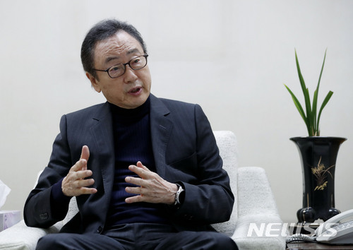 【서울=뉴시스】최동준 기자 = 사공일 세계경제연구원 이사장이 13일 서울 강남구 세계경제연구원에서 김현호 뉴시스 상임고문과 인터뷰하고 있다.  2018.04.17. photocdj@newsis.com