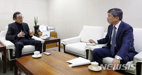 【서울=뉴시스】최동준 기자 =서울 강남구 세계경제연구원에서 13일 사공일 이사장이 김현호 뉴시스 상임고문과 인터뷰 하고 있다.. 2018.04.17. photocdj@newsis.com