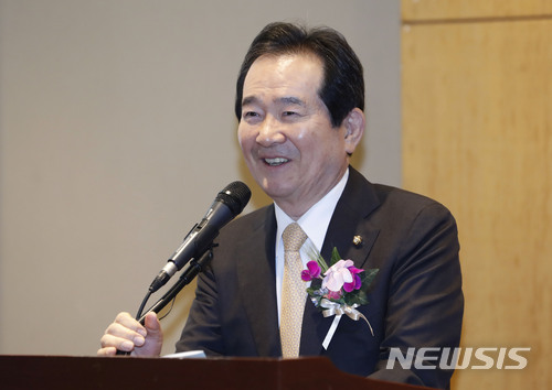 【서울=뉴시스】최동준 기자 = 정세균 국회 의장이 17일 서울 강남구 코엑스에서 열린 제3회 글로벌산업경쟁력 포럼에 참석해 축사를 하고 있다. 2018.04.17. photocdj@newsis.com