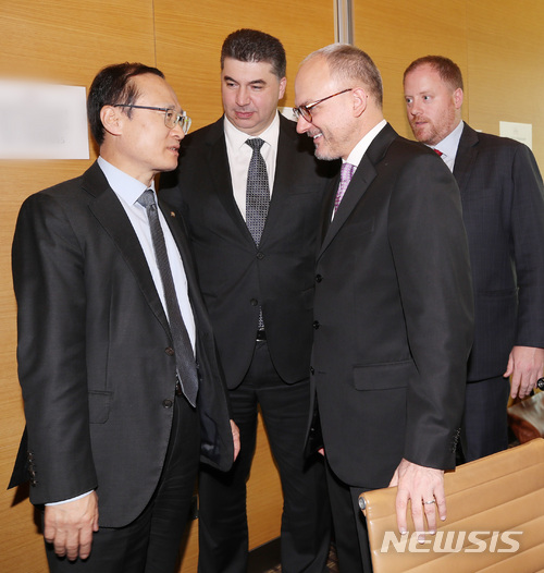 【서울=뉴시스】김진아 기자 = 17일 서울 여의도 한 호텔에서 홍영표(왼쪽) 한국GM 대책TF위원장과 베리 앵글(왼쪽 세번째) GM 총괄 부사장 겸 해외사업부문 사장이 면담을 하기 전 인사를 나누고 있다. 2018.04.17.&nbsp; bluesoda@newsis.com