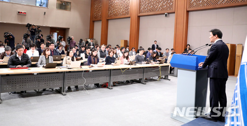 【서울=뉴시스】전진환 기자 = 남북정상회담 준비위원장인 임종석 대통령비서실장이 17일 오후 청와대 춘추관에서 남북정상회담과 관련해 브리핑을 하고 있다. 임 실장은 "판문점 회담은 그 평가에 따라 남북이 서로 오가는 정상회담과 별개로, 판문점 회담이 정착될지 여부가 중요하다"고 말했다.2018.04.17. amin2@newsis.com