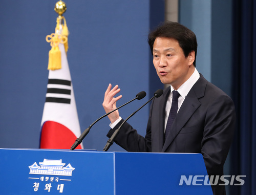 【서울=뉴시스】전진환 기자 = 남북정상회담 준비위원장인 임종석 대통령비서실장이 17일 오후 청와대 춘추관에서 남북정상회담과 관련해 브리핑을 하고 있다. 임 실장은 "판문점 회담은 그 평가에 따라 남북이 서로 오가는 정상회담과 별개로, 판문점 회담이 정착될지 여부가 중요하다"고 말했다.2018.04.17. amin2@newsis.com