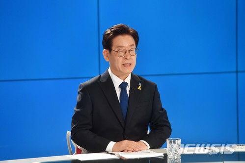 【서울=뉴시스】사진공동취재단 = 제7회 전국동시지방선거 더불어민주당 경기도지사 후보자 경선 TV토론회가 진행된 17일 서울 sbs 목동스튜디오에서 이재명 후보가 발언하고 있다. 2018.04.17.&nbsp; photo@newsis.com
