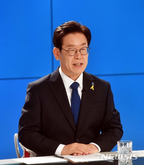 【서울=뉴시스】사진공동취재단 = 제7회 전국동시지방선거 더불어민주당 경기도지사 후보자 경선 TV토론회가 진행된 17일 서울 sbs 목동스튜디오에서 이재명 후보가 발언하고 있다. 2018.04.17. photo@newsis.com