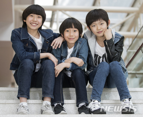 【서울=뉴시스】조수정 기자 = 뮤지컬 빌리 엘리어트(Billy Elliot)에서 빌리 역을 맡은 천우진, 성지환, 심현서(왼쪽부터) 군이 서울 구로구 디큐브아트센터에서 뉴시스와 인터뷰 하고 있다. 2018.04.19. chocrystal@newsis.com