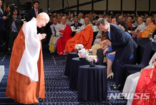 【서울=뉴시스】전신 기자 = 문재인 대통령이 17일 서울 삼성동 그랜드 인터컨티넨탈 서울 파르나스에서 열린 한반도 안정과 평화를 위한 기원법회에서 봉행사를 끝낸 종단협 회장 설정 스님과 합장으로 인사하고 있다. 2018.04.17.&nbsp; photo1006@newsis.com