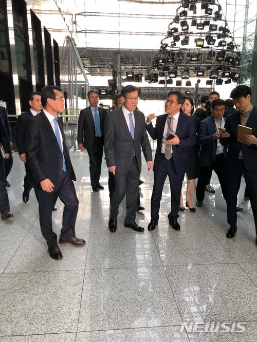 【서울=뉴시스】한주홍 기자 = 권오준 포스코 회장이 18일 아침 긴급 이사회를 소집해 사의를 표명했다. 2019.04.18 hong@newsis.com 