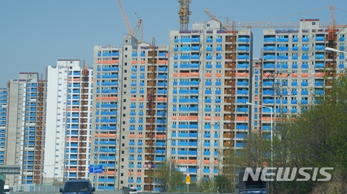 【울산=뉴시스】박일호 기자 = 18일 오전 울산시 북구 중산동 일원에 대규모 아파트 건립공사가 진행되고 있다. 2018.04.18. piho@newsis.com