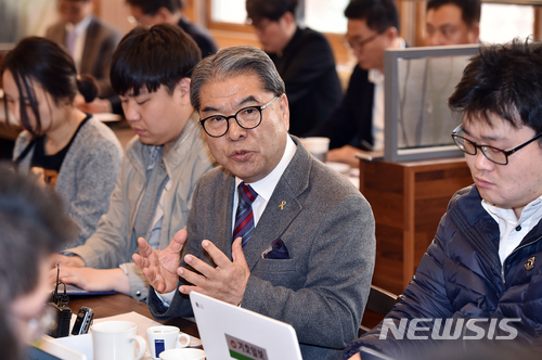 【수원=뉴시스】김도란 기자 = 이재정 경기도교육감이 18일 경기도교육청 남부청사에서 열린 정례 기자간담회에서 말하고 있다. 이 교육감은 이날 간담회에서 4·16민주시민교육원 건립 계획과 함께 5월 초 사퇴 후 예비후보로 등록하겠다는 계획을 밝혔다. 2018.04.18 (사진=경기도교육청 제공) photo@newsis.com