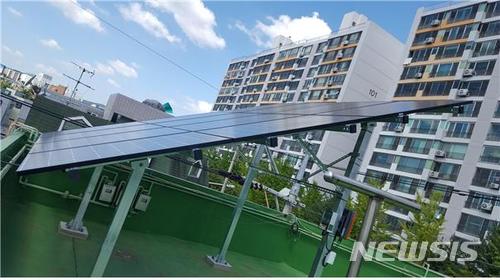 【안동=뉴시스】 건물 옥상에 설치된 태양광 발전시설. 2019.05.22 (사진=뉴시스 DB)