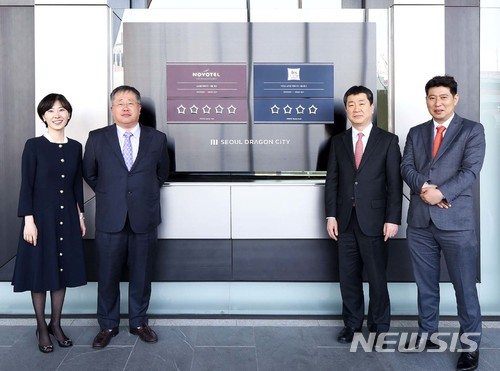 【서울=뉴시스】17일 서울 한강로 서울드래곤시티 1층 입구에서 진행한 현판식에서 서부티엔디 승만호 대표와 각 호텔 총지배인들이 기념 촬영했다. 왼쪽부터 황수정 그랜드 머큐어 앰배서더 서울 용산 부총지배인, 승 대표, 김남욱 노보텔·노보텔 스위트 앰배서더 서울 용산 총지배인, 류준형 이비스 스타일 앰배서더 서울 용산 총지배인. 