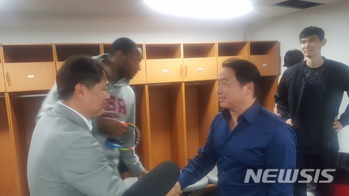 【서울=뉴시스】 박지혁 기자 = SK 최태원(오른쪽) 회장이 18일 잠실학생체육관에서 열린 서울 SK와 원주 DB의 2017~2018 정관장 프로농구 챔피언결정전 6차전이 끝난 뒤 DB 원정 라커룸을 찾아 이상범 감독과 악수했다. SK가 80-77로 승리, 18년 만에 우승을 차지했다. fgl75@newsis.com