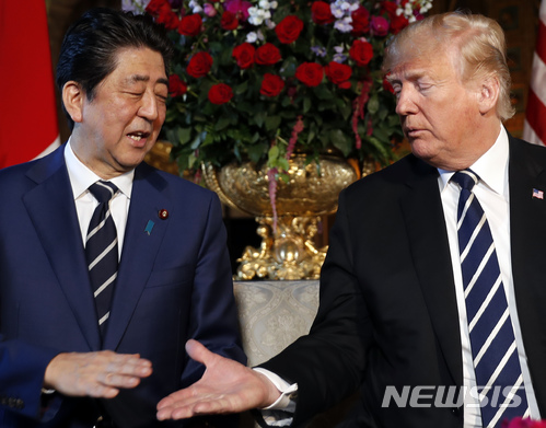 【팜비치(미 플로리다주)=AP/뉴시스】도널드 트럼프 미 대통령(오른쪽)과 아베 신조(安倍晉三) 일본 총리가 17일(현지시간) 미 플로리다주 팜비치에 있는 트럼프 소유의 호화리조트 마라라고에서 회담을 시작하기 전 악수를 하고 있다. 2018.4.18 