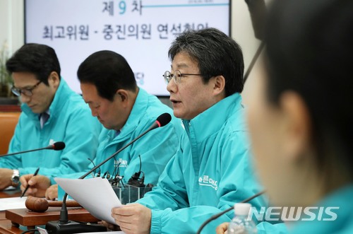 【서울=뉴시스】홍효식 기자 = 바른미래당 유승민 공동대표가 18일 오전 서울 여의도 국회에서 열린 제9차 최고위원·중진의원 연석회의에 참석해 모두발언을 하고 있다. 왼쪽부터 정병국 의원, 박주선, 유승민 공동대표. 2018.04.18.&nbsp; yesphoto@newsis.com