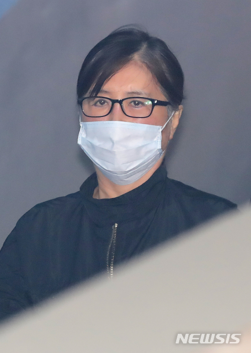 [서울=뉴시스]고승민 기자 = '국정농단 사건' 최서원씨가 지난 2018년 4월18일 오전 서울고등법원에서 열린 항소심 3차 공판에 출석하기 위해 호송차에서 내려 법정으로 향하고 있다. 2018.04.18. kkssmm99@newsis.com