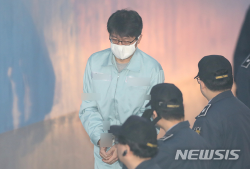 【서울=뉴시스】고승민 기자 = 이명박 정부 시절 민간인 사찰 혐의를 받는 김진모 전 청와대 민정2비서관이 18일 오전 서울중앙지방법원에서 열린 3차 공판에 출석하기 위해 호송차에서 내려 법정으로 향하고 있다. 2018.04.18.&nbsp; kkssmm99@newsis.com