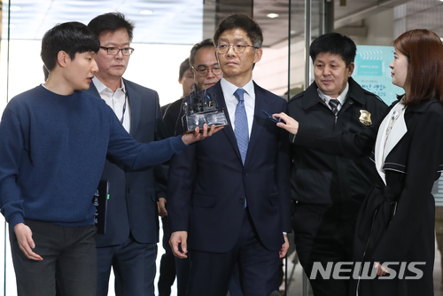 【서울=뉴시스】고승민 기자 = 후배 검사를 성추행하고 이후 인사 불이익을 줬다는 혐의 등을 받고 있는 안태근 전 검사장이 구속 전 피의자심문을 받기 위해 18일 오전 서울중앙지법으로 출석하고 있다. 2018.04.18. kkssmm99@newsis.com