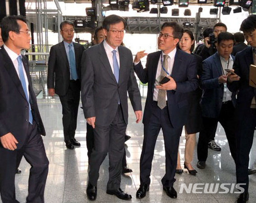 【서울=뉴시스】한주홍 기자 = 권오준 포스코 회장이 18일 서울 강남구 포스코센터에서 열린 임시 이사회에서 사의를 표명한 뒤 회의장을 나서고 있다. 2018.04.18.&nbsp; hong@newsis.com 