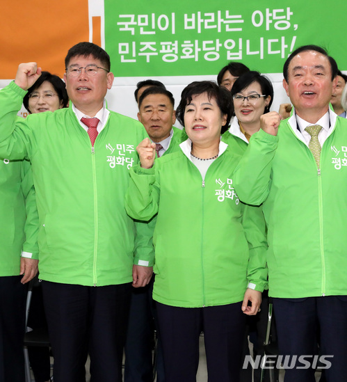 【서울=뉴시스】박영태 기자 = 18일 오전 서울 영등포구 여의도 국회에서 진행된 민주평화당 6.13지방선거 선거대책위원회 출범식에서 조배숙 대표와 참석자들이 파이팅을 외치고 있다. 2018.04.18.since1999@newsis.com