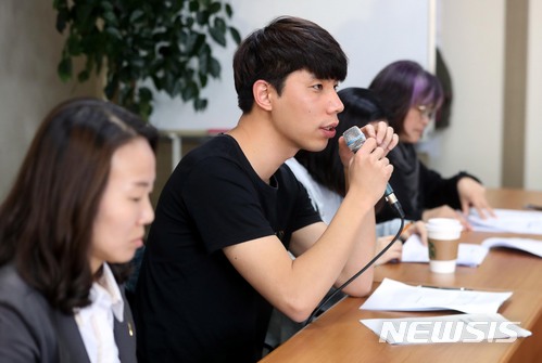 【서울=뉴시스】조성봉 기자 = 18일 오전 서울 중구 정동 민주노총 교육원에서 열린 2018 방송제작현장 성폭력 실태조사 결과발표 기자회견에서 이만재(왼쪽 두 번째) 희망연대노조 조직국장이 조사결과를 발표하고 있다. 2018.04.18. suncho21@newsis.com
